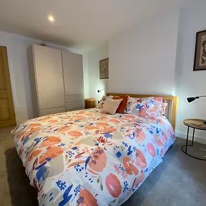 https://stylish-3-bedroomed-apartment-in-historic-city-centre-building.yorkshirehotels.net